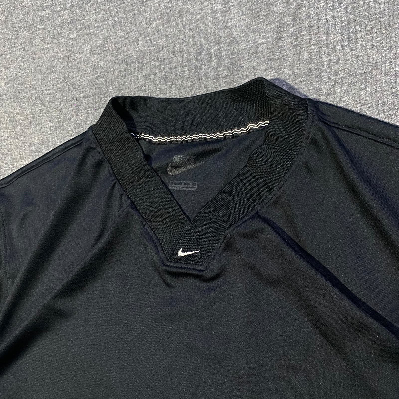 CAMISETA NIKE CENTER LOGO NEGRO